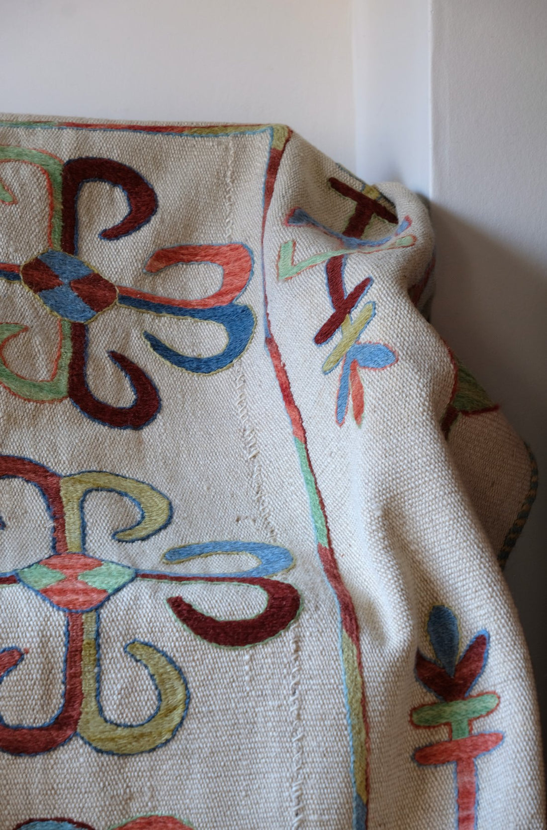 Vintage Uzbek Suzani kilim rug with embroidered floral medallions and vine scroll border, 173 x 230cm