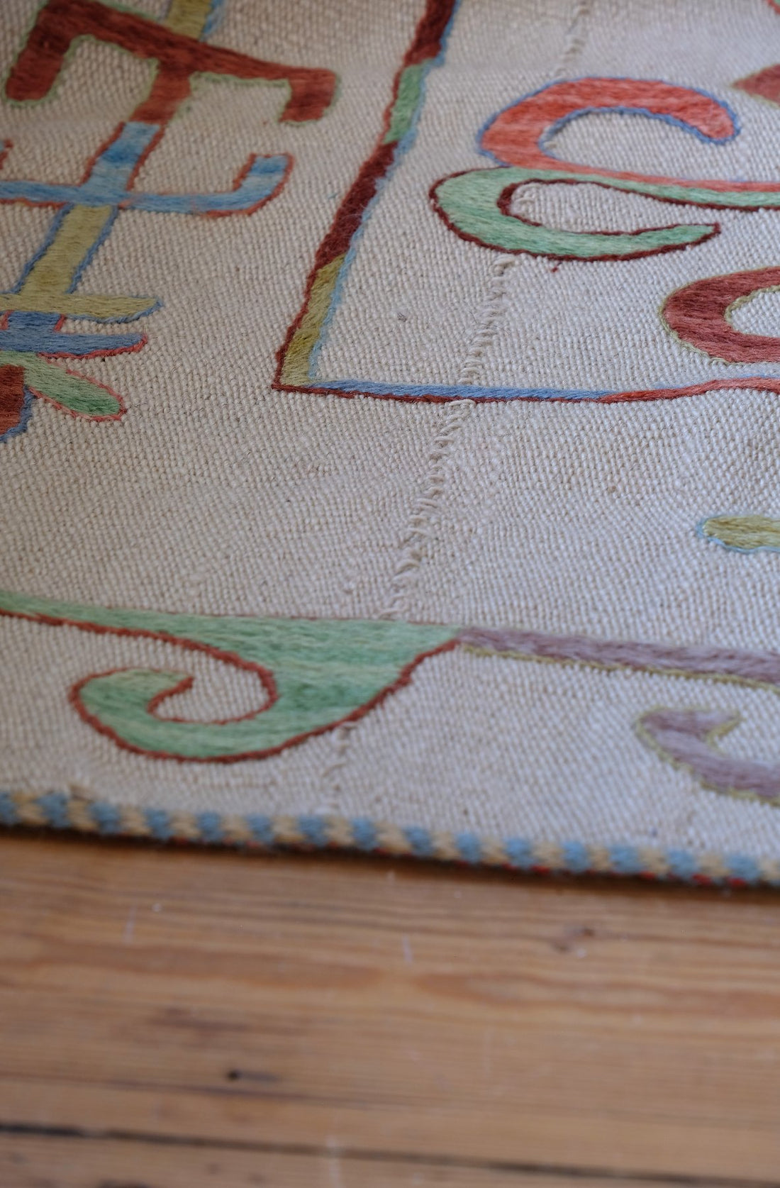 Vintage Uzbek Suzani kilim rug with embroidered floral medallions and vine scroll border, 173 x 230cm