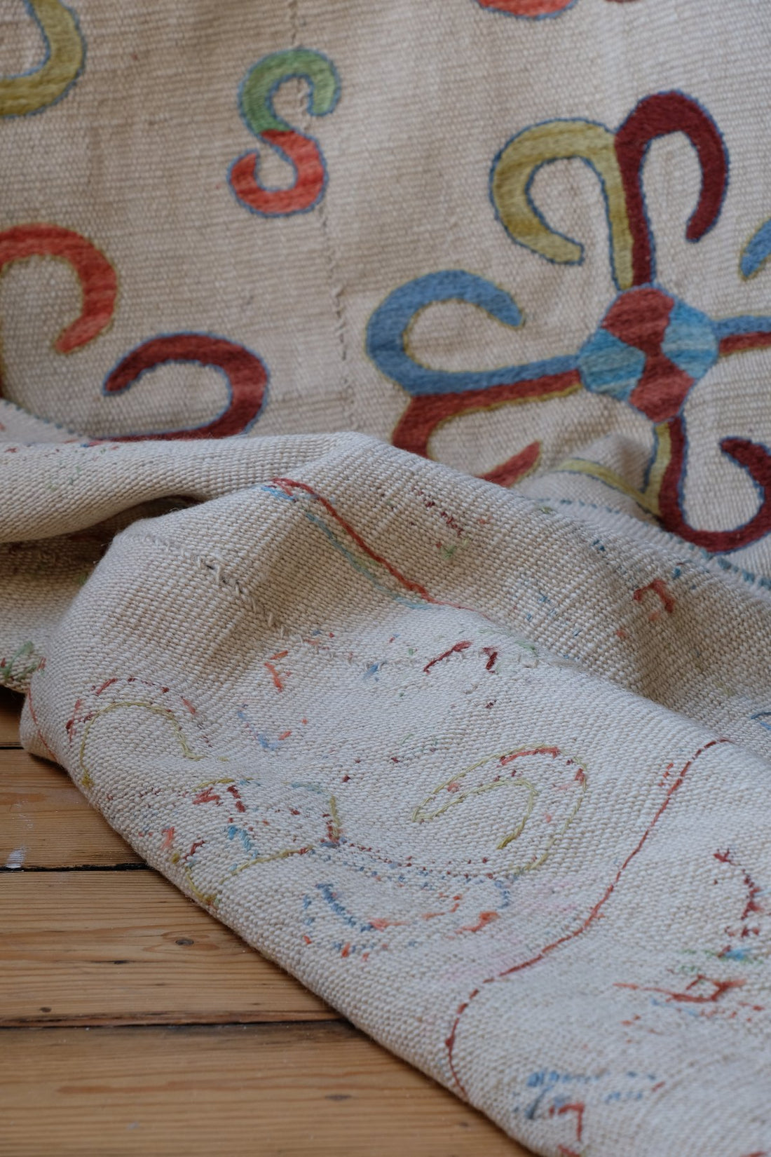 Vintage Uzbek Suzani kilim rug with embroidered floral medallions and vine scroll border, 173 x 230cm