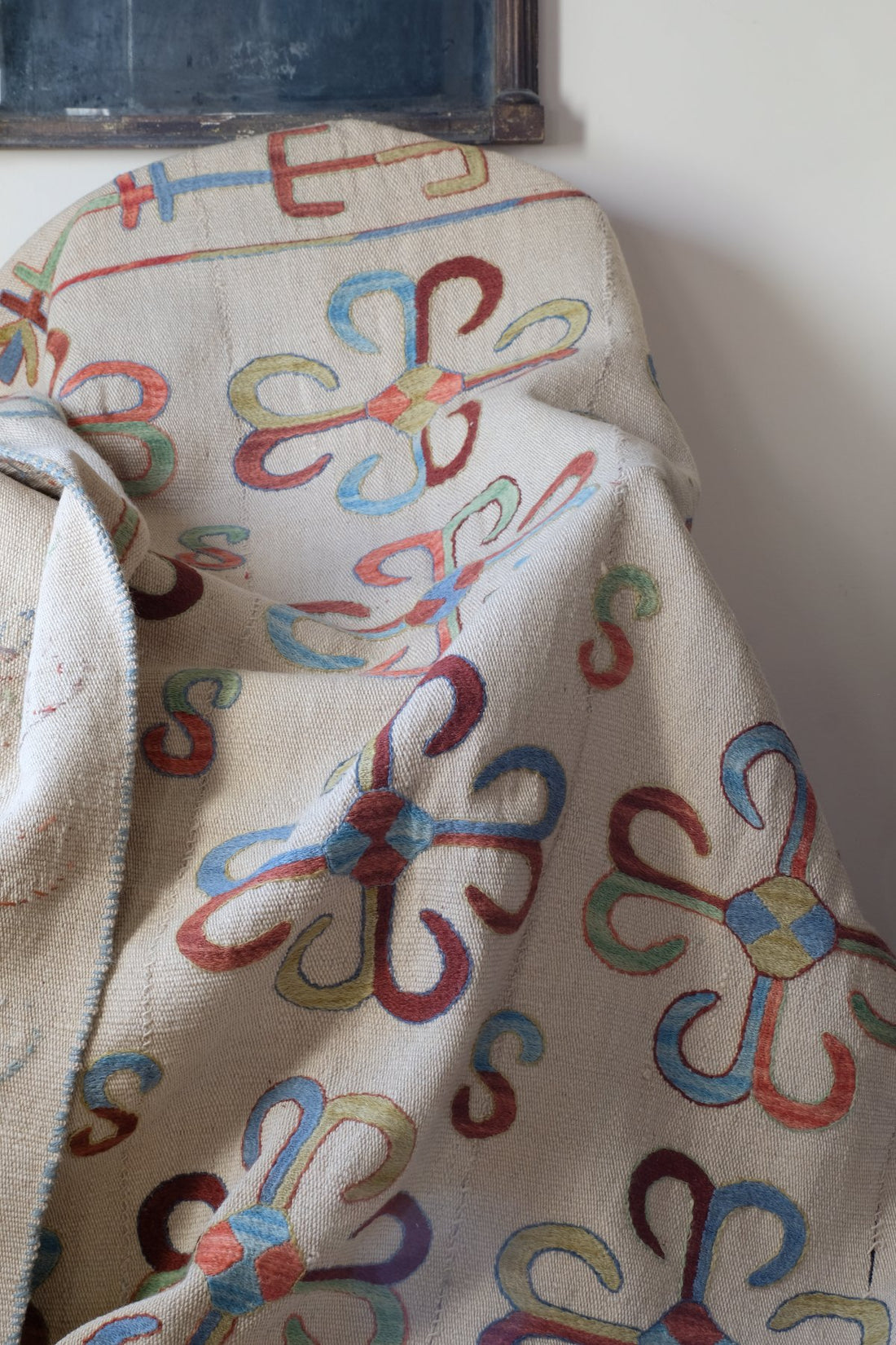 Vintage Uzbek Suzani kilim rug with embroidered floral medallions and vine scroll border, 173 x 230cm