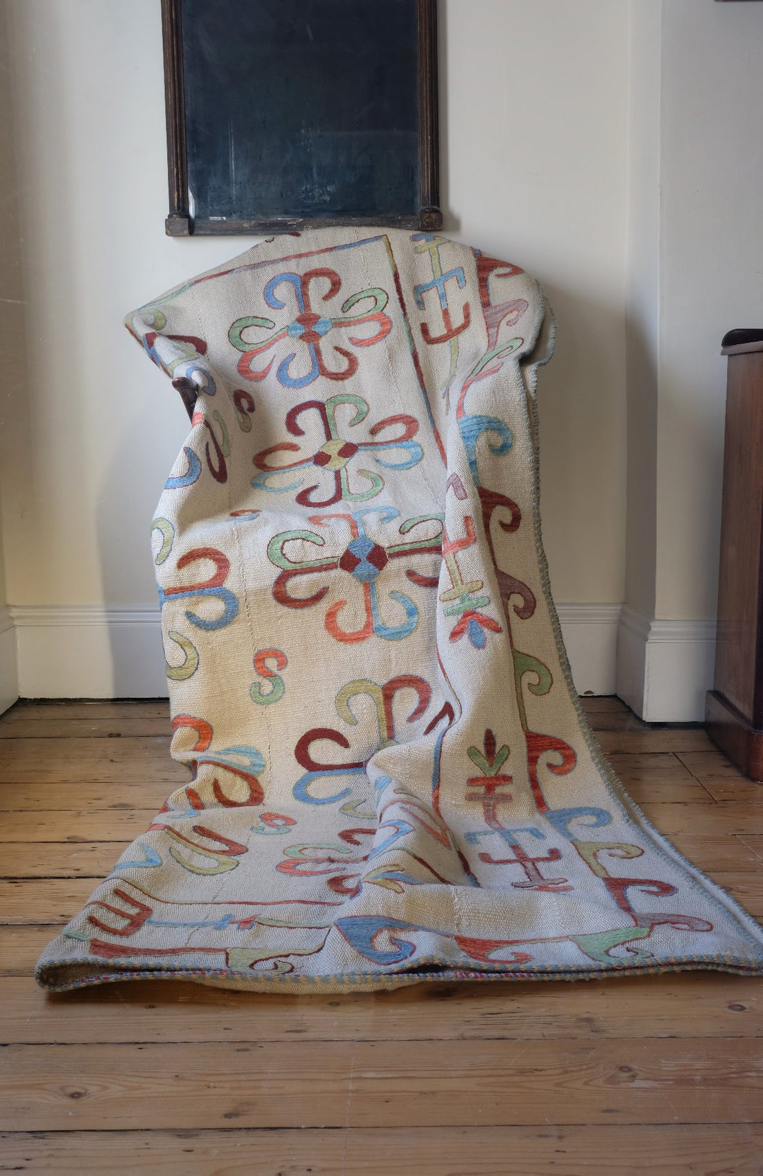 Vintage Uzbek Suzani kilim rug with embroidered floral medallions and vine scroll border, 173 x 230cm