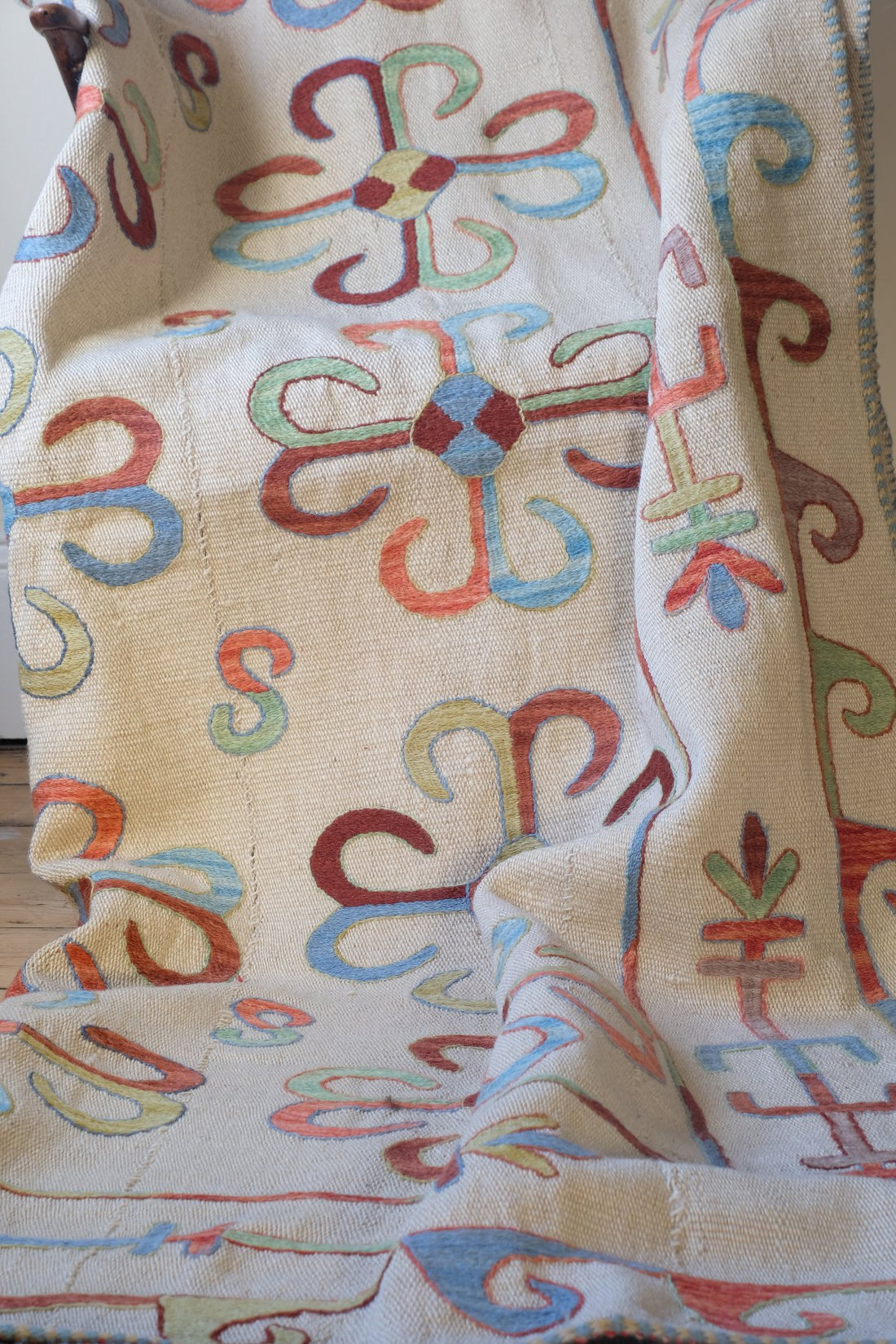 Vintage Uzbek Suzani kilim rug with embroidered floral medallions and vine scroll border, 173 x 230cm