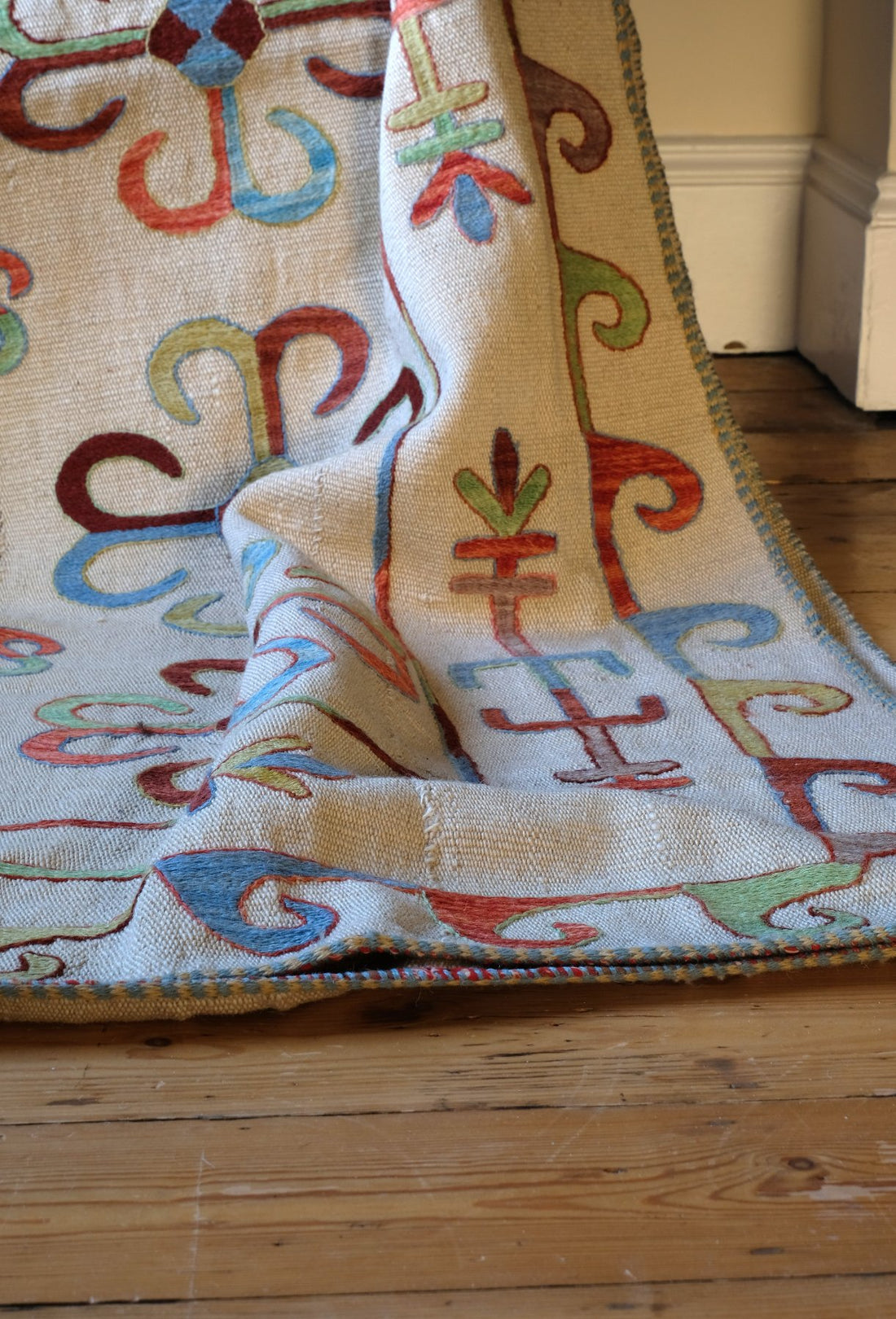 Vintage Uzbek Suzani kilim rug with embroidered floral medallions and vine scroll border, 173 x 230cm