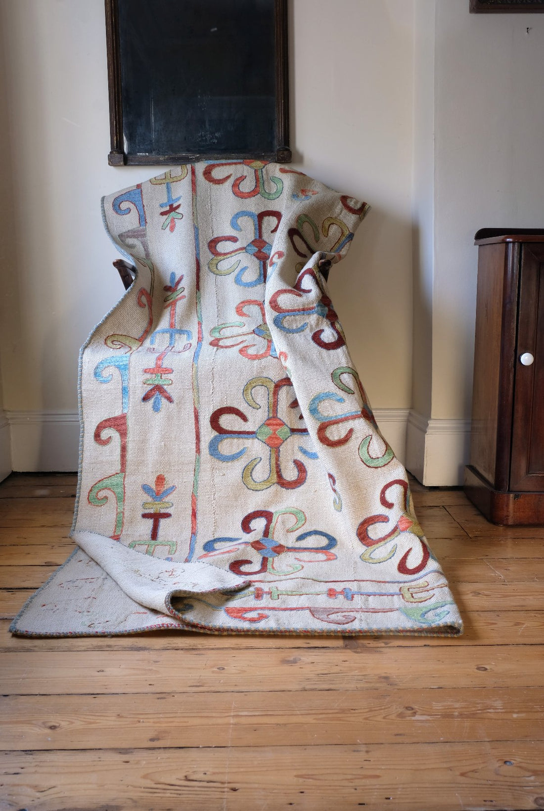 Vintage Uzbek Suzani kilim rug with embroidered floral medallions and vine scroll border, 173 x 230cm