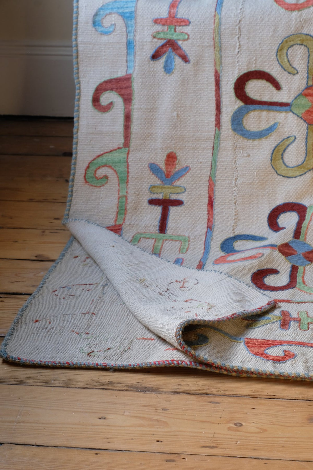 Vintage Uzbek Suzani kilim rug with embroidered floral medallions and vine scroll border, 173 x 230cm