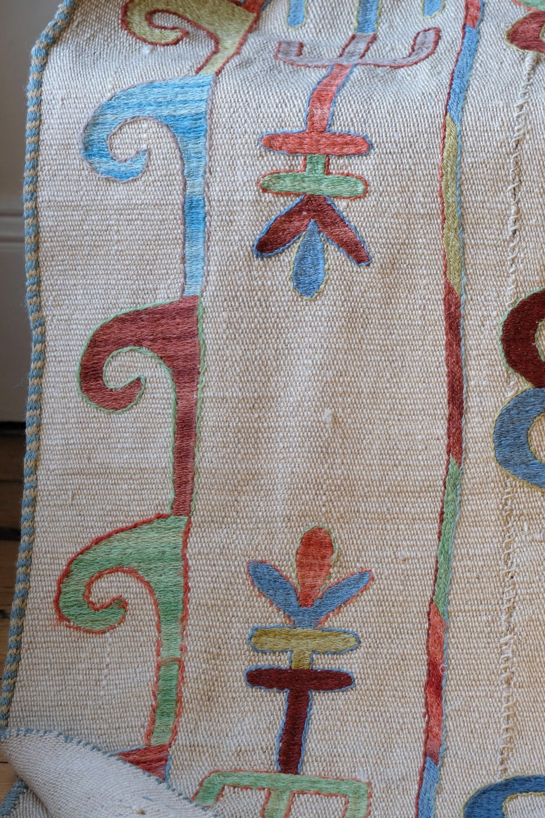 Chain stitch detail - Vintage Uzbek Suzani kilim rug with embroidered floral medallions and vine scroll border, 173 x 230cm