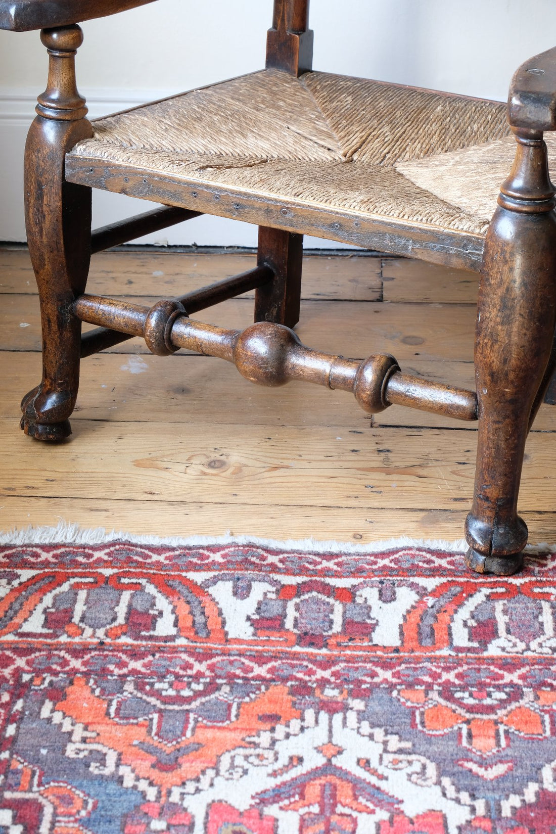 ball-turned stretcher on aa Antique Lancashire Oak Spindle Back Armchair with Rush Seat, 19th Century North Country Chair