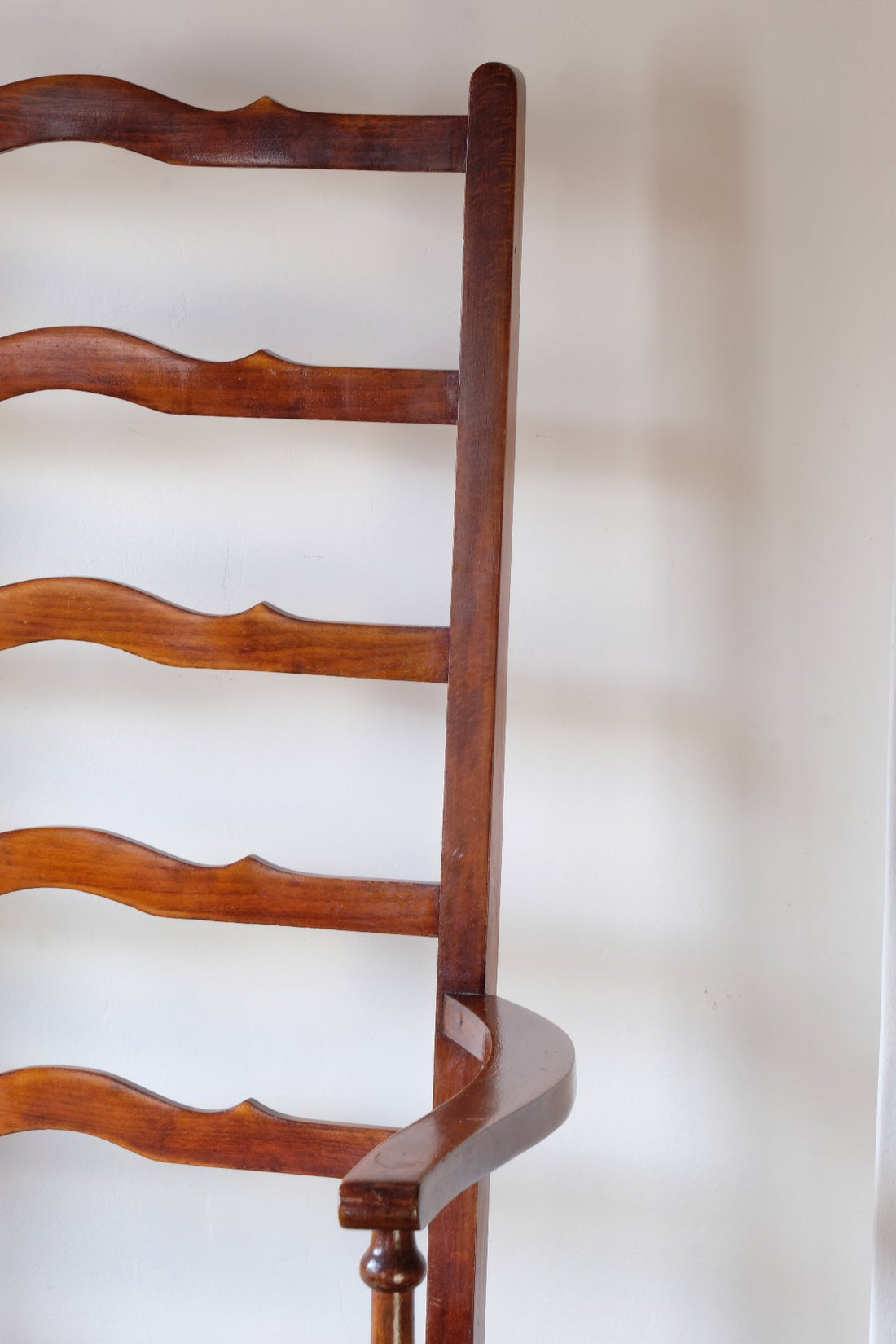 19th century English beech ladder-back bench with linen upholstered horsehair seat and waved slats