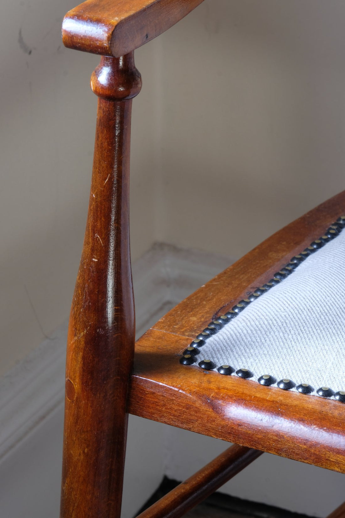 19th century English beech ladder-back bench with linen upholstered horsehair seat and waved slats
