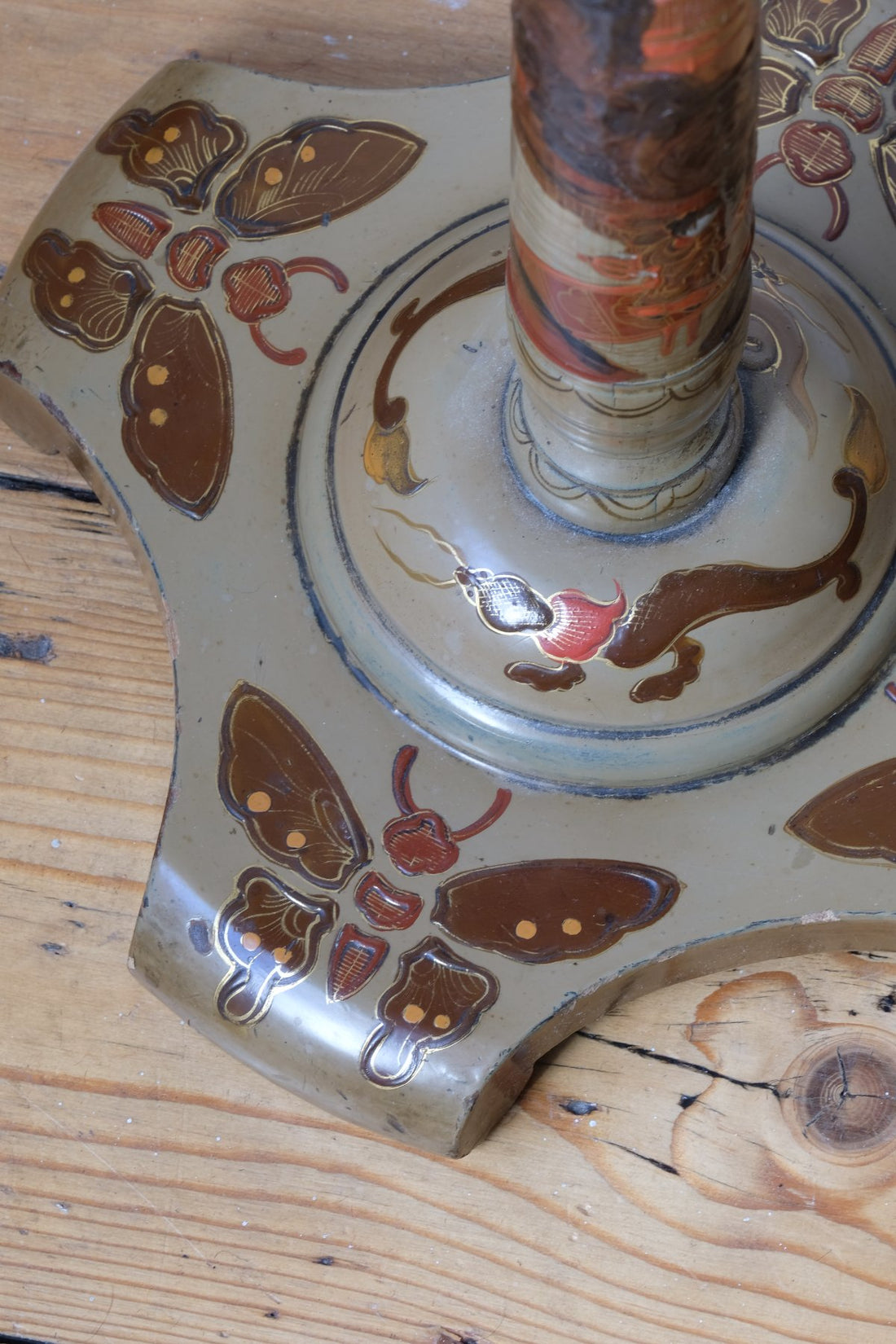 Tripod base of a Pair of antique chinoiserie lacquered pedestal side tables with hand painted oriental scenes and gilt detailing