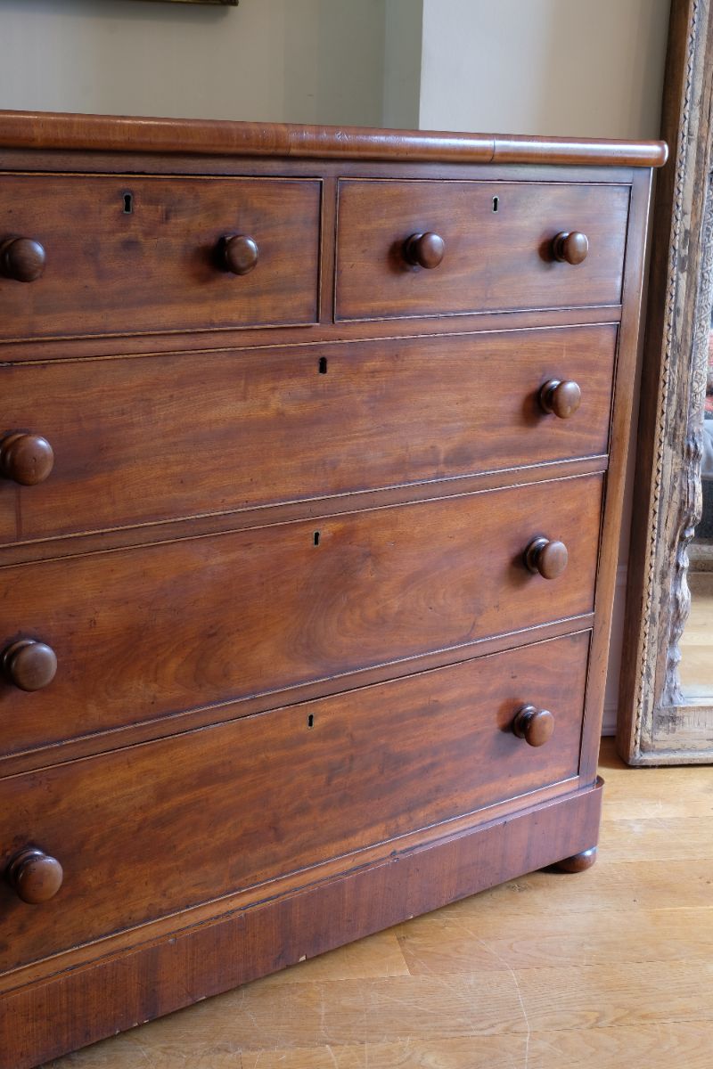 Close uo of drawers on a Victorian Mahogany Chest of Drawers – 2‑over‑3 Large Storage
