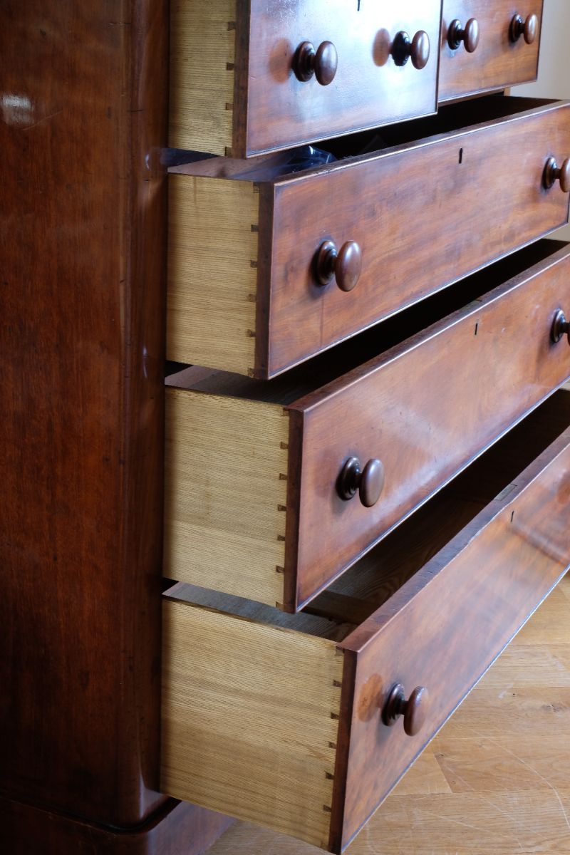 Dovetail drawer joints on a Victorian Mahogany Chest of Drawers – 2‑over‑3 Large Storage