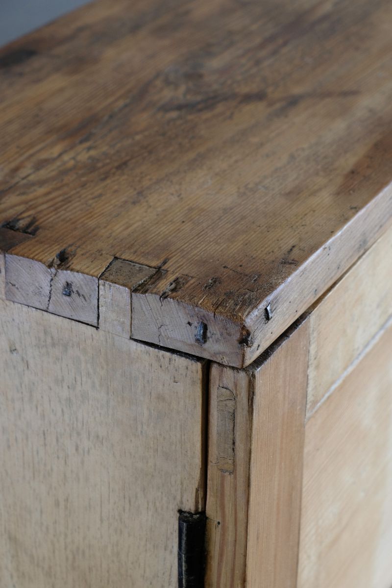 overlapping/lapped board construction - Early 19th Century English Pine Cupboard