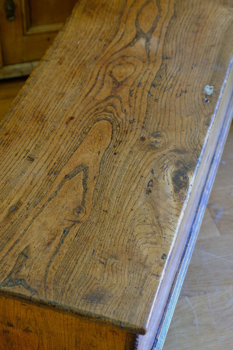 close up of the grain of an on an Early 19th Century English Elm Six Plank Coffer Chest With Internal Till