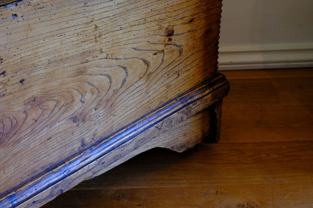 elm grain on an Early 19th Century English Elm Six Plank Coffer Chest With Internal Till