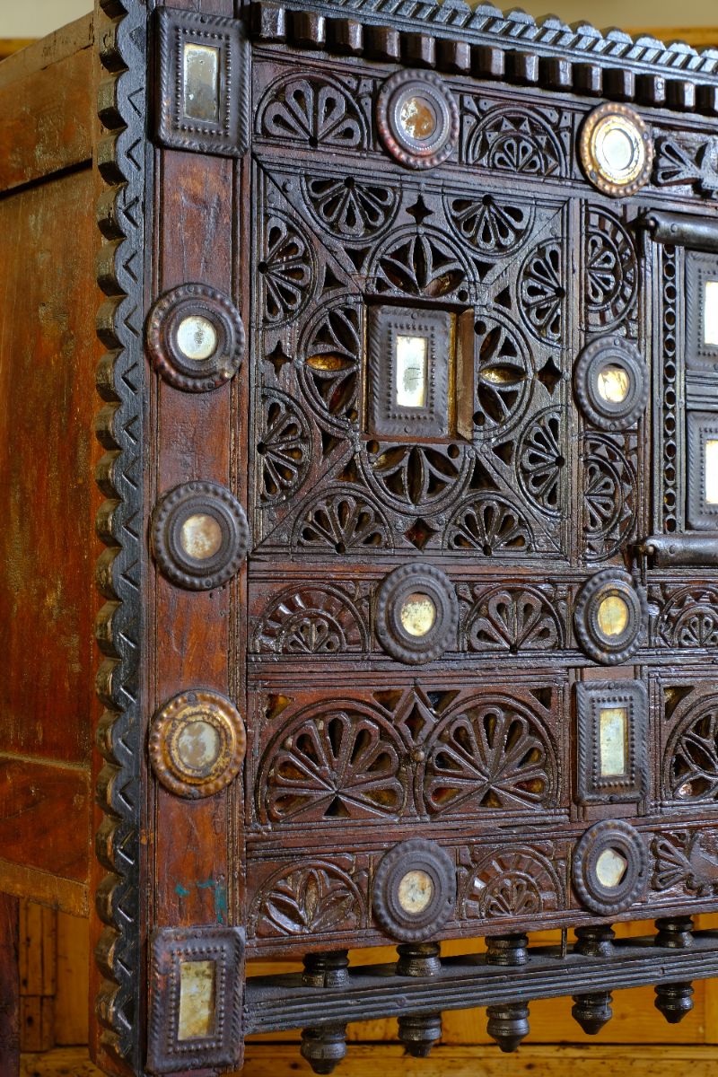 Close up on the relief carved and pierced fretwork decoration - Antique Kutch Damchiya dowry chest with mirror inlay and carved hardwood fretwork, Gujarat c.1900–1930