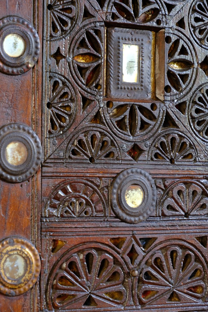 Close up on the relief carved and pierced fretwork decoration -Antique Kutch Damchiya dowry chest with mirror inlay and carved hardwood fretwork, Gujarat c.1900–1930