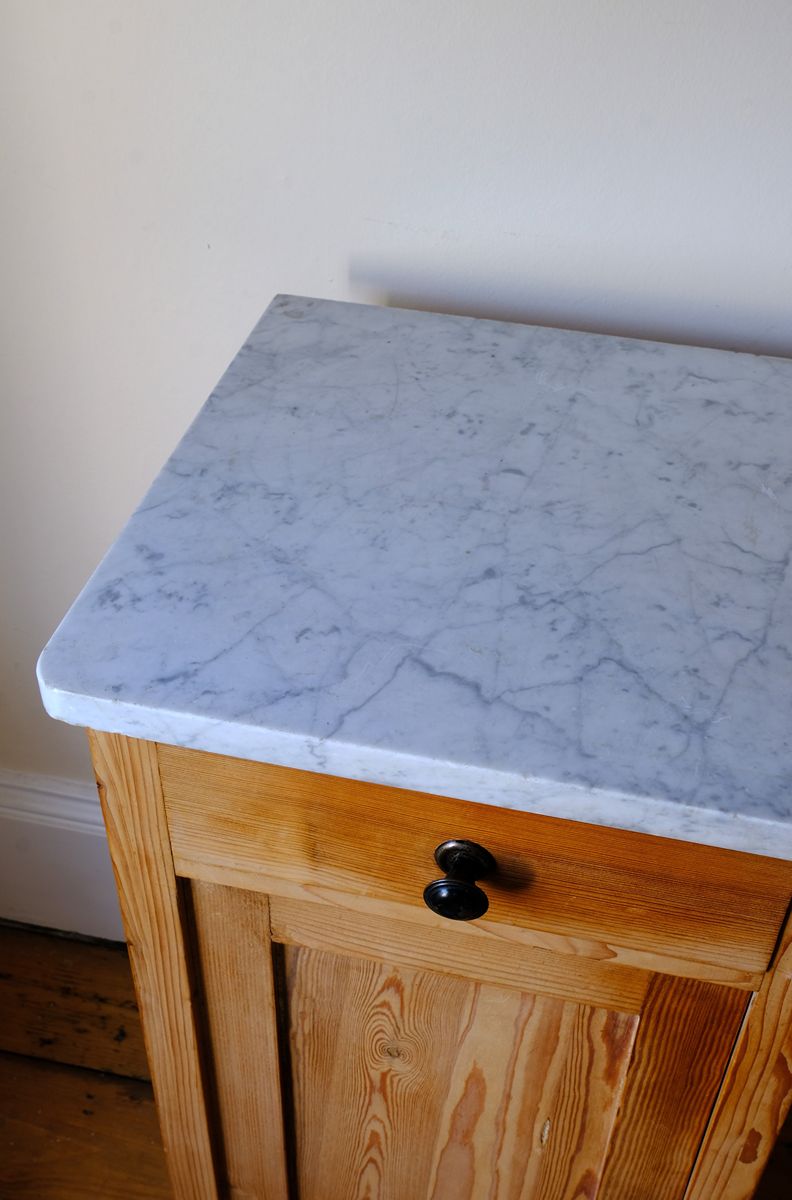Veined Carrara marble top - Late Victorian pine marble top bedside cupboard with Carrara marble and concealed brass pivot hinges