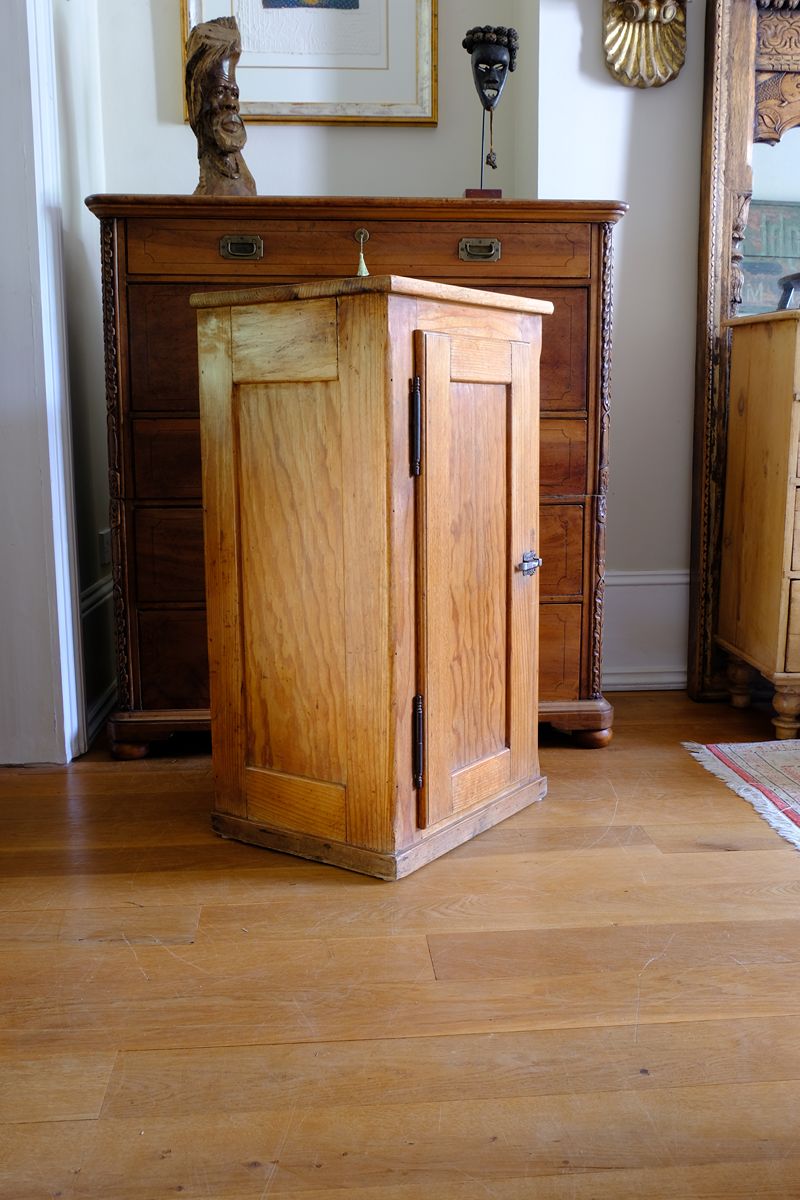 Early 20th Century Pitch Pine Single Door Larder Cupboard with Lift-Off Hinges and Original Sprung Latch
