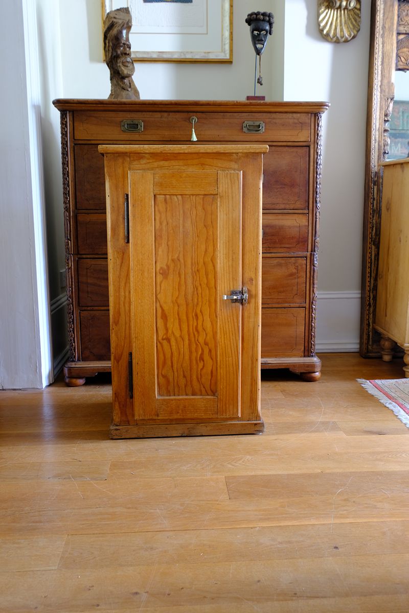 Early 20th Century Pitch Pine Single Door Larder Cupboard with Lift-Off Hinges and Original Sprung Latch