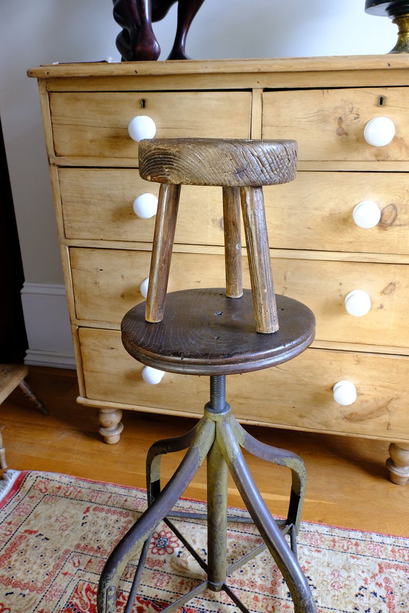 Early 20th Century Elm Milking Stool with Thick Weathered Seat and Original Patina