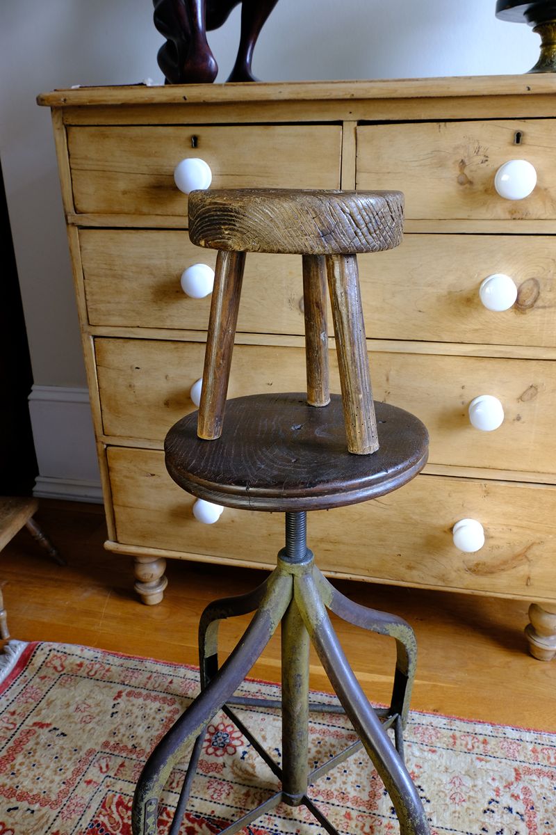 Early 20th Century Elm Milking Stool with Thick Weathered Seat and Original Patina