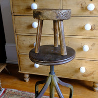 Early 20th Century Elm Milking Stool with Thick Weathered Seat and Original Patina