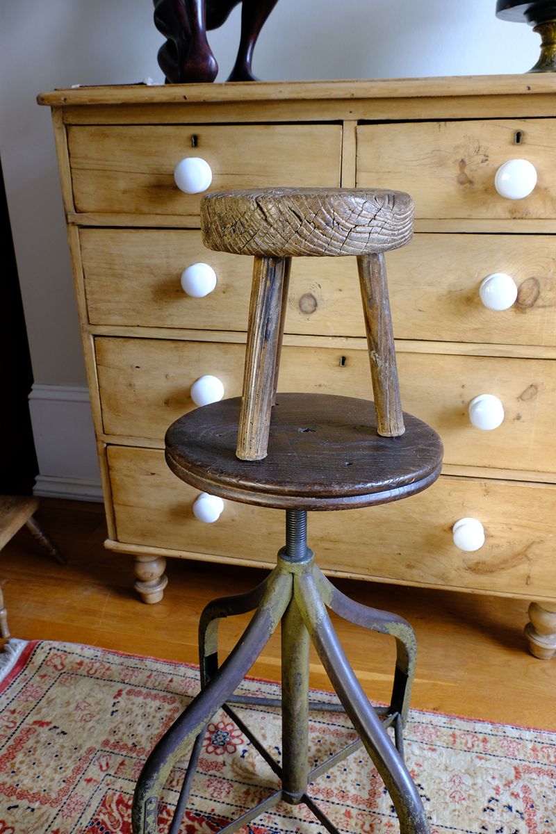 Early 20th Century Elm Milking Stool with Thick Weathered Seat and Original Patina