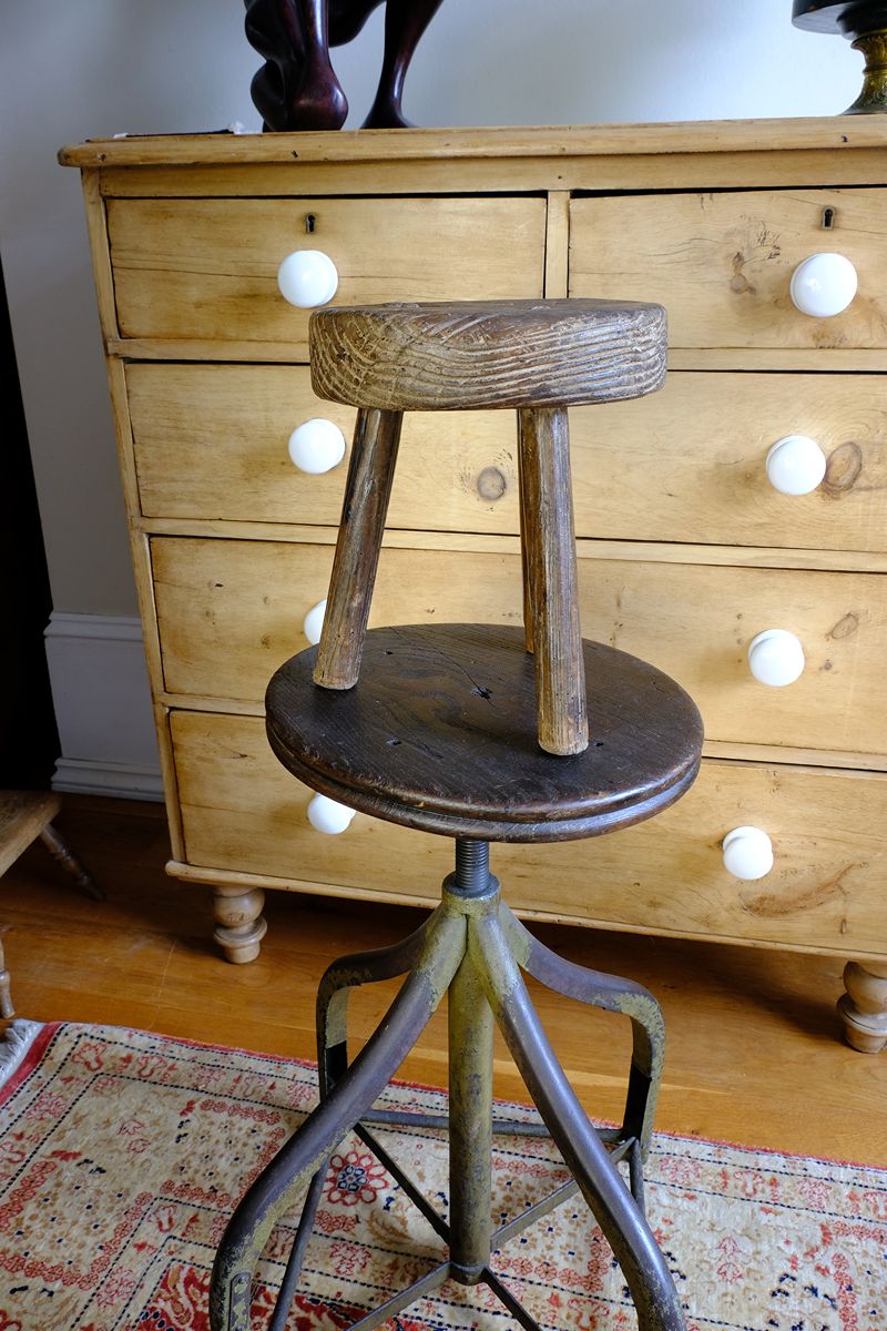 Early 20th Century Elm Milking Stool with Thick Weathered Seat and Original Patina