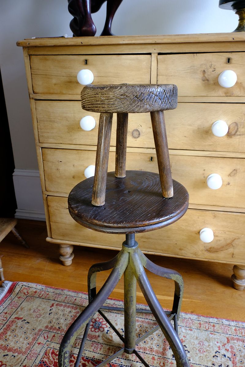 Early 20th Century Elm Milking Stool with Thick Weathered Seat and Original Patina