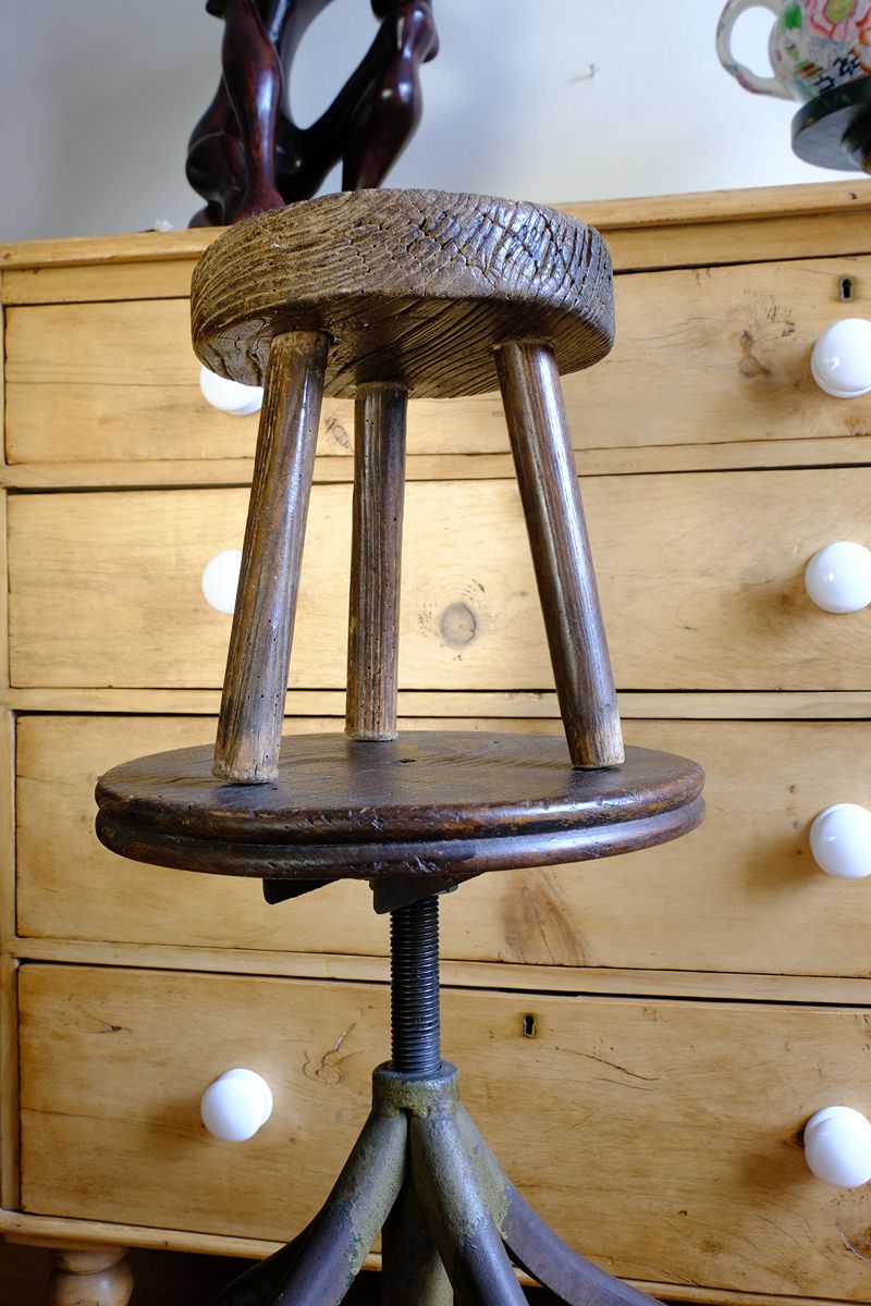 Early 20th Century Elm Milking Stool with Thick Weathered Seat and Original Patina