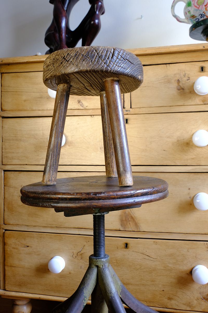 Early 20th Century Elm Milking Stool with Thick Weathered Seat and Original Patina
