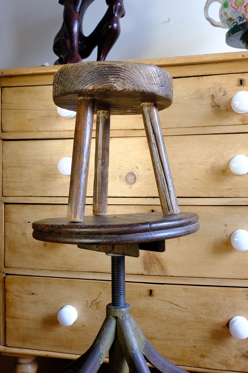Early 20th Century Elm Milking Stool with Thick Weathered Seat and Original Patina