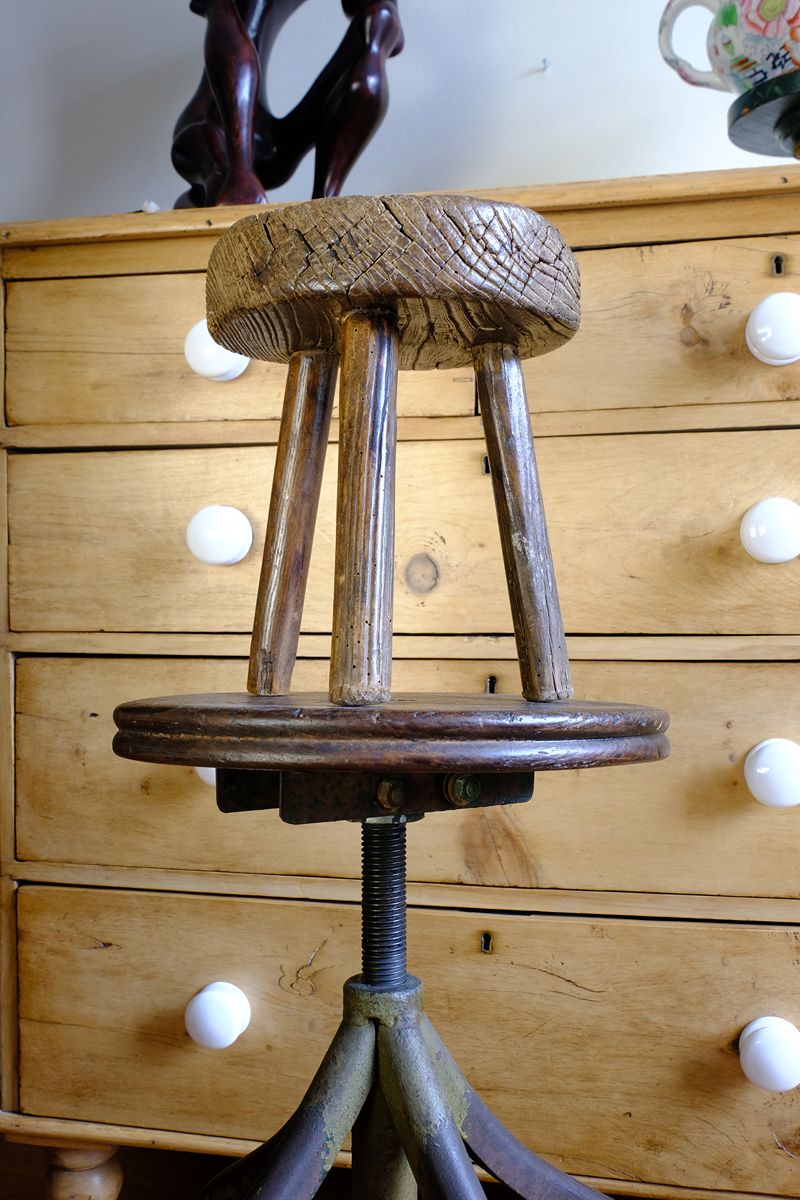 Early 20th Century Elm Milking Stool with Thick Weathered Seat and Original Patina
