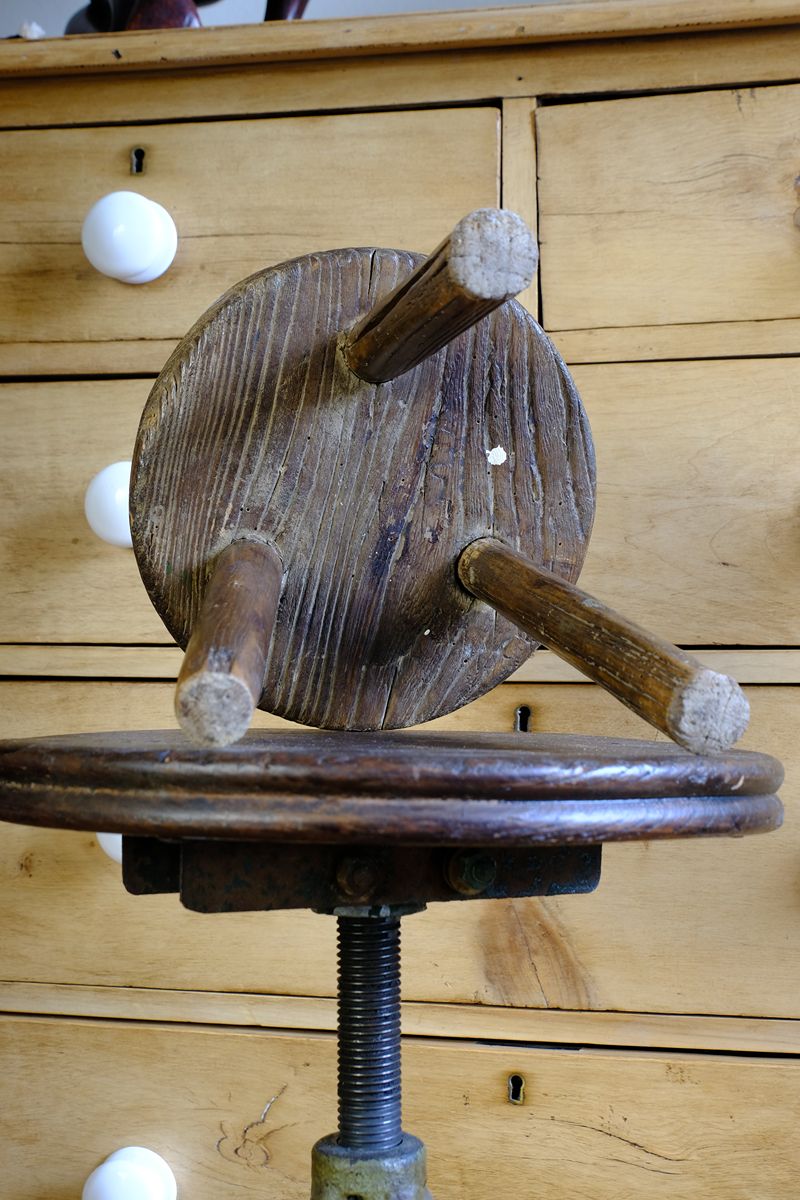 Early 20th Century Elm Milking Stool with Thick Weathered Seat and Original Patina
