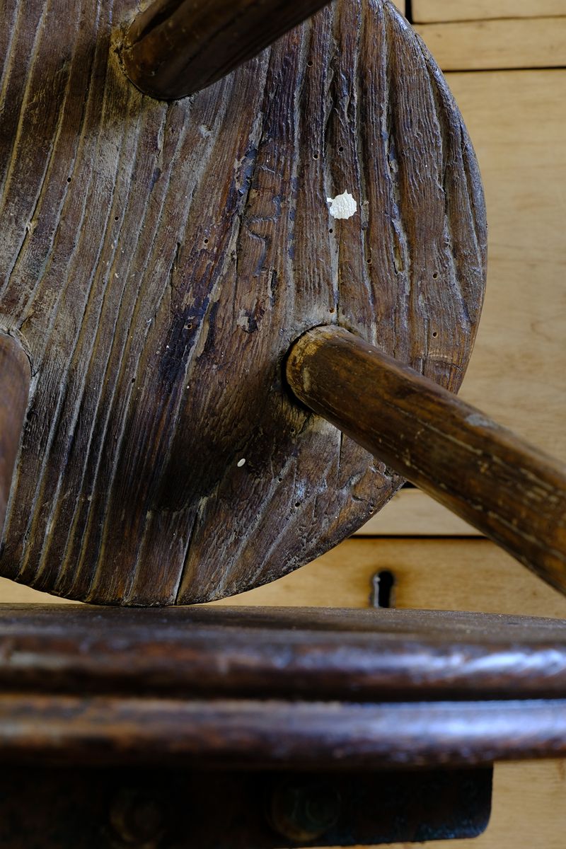Early 20th Century Elm Milking Stool with Thick Weathered Seat and Original Patina