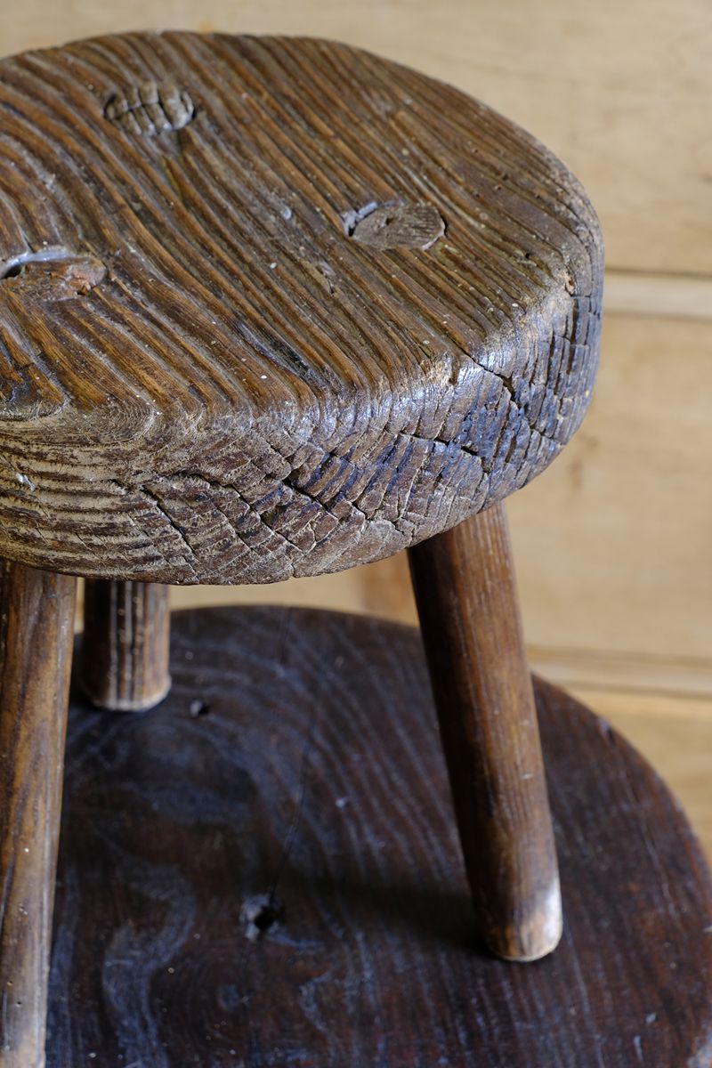 Early 20th Century Elm Milking Stool with Thick Weathered Seat and Original Patina