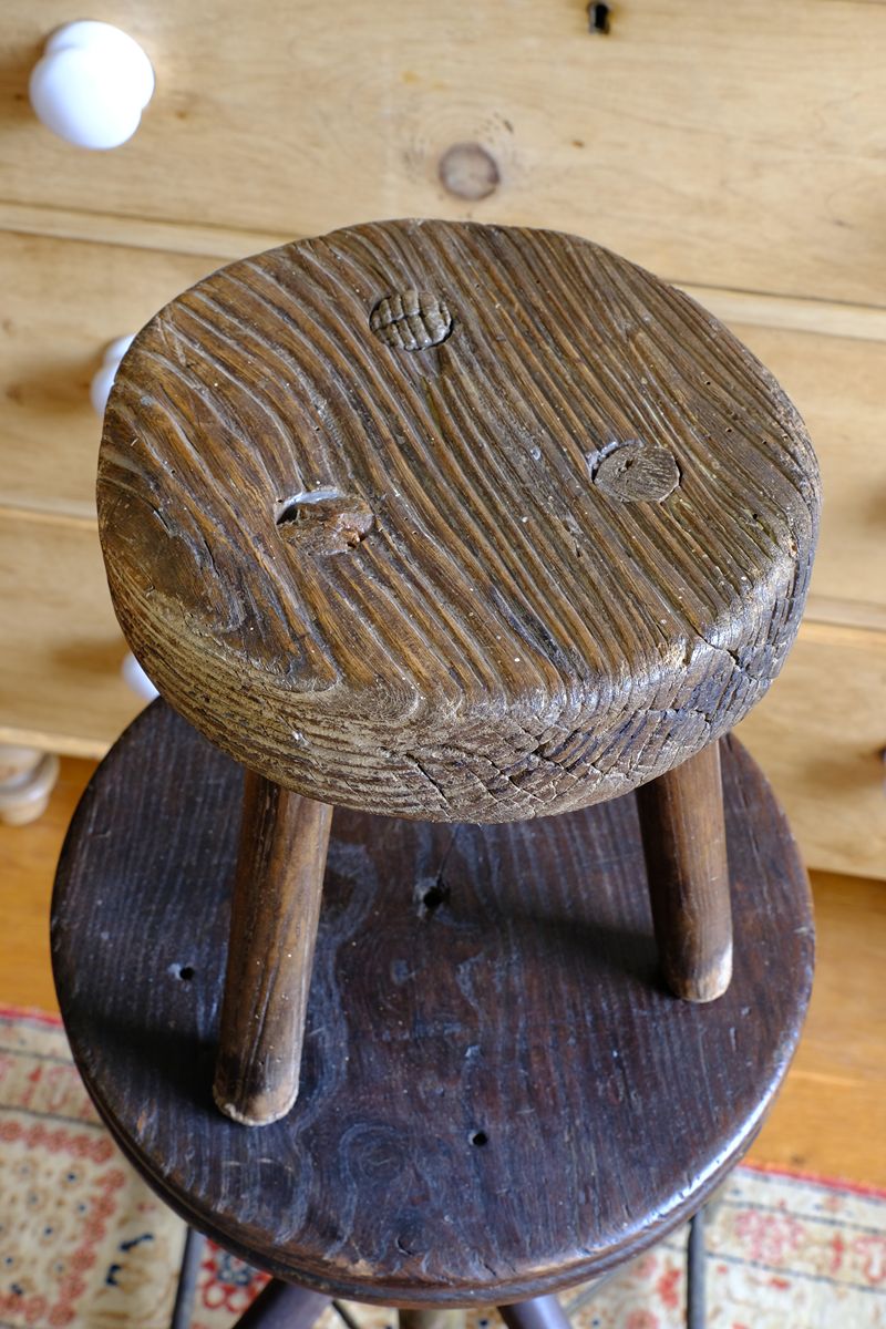 Early 20th Century Elm Milking Stool with Thick Weathered Seat and Original Patina