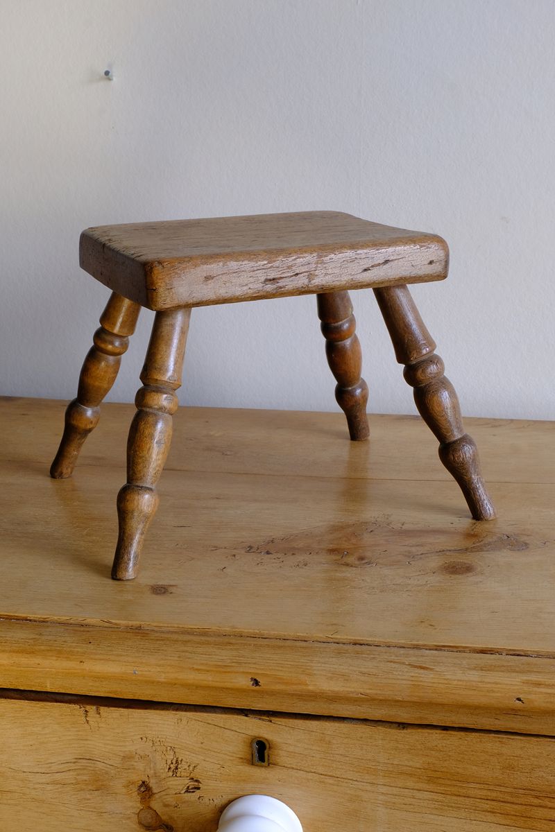 Early 20th Century Oak & Beech Country Stool with Turned Legs showing solid oak seat and turned beech legs