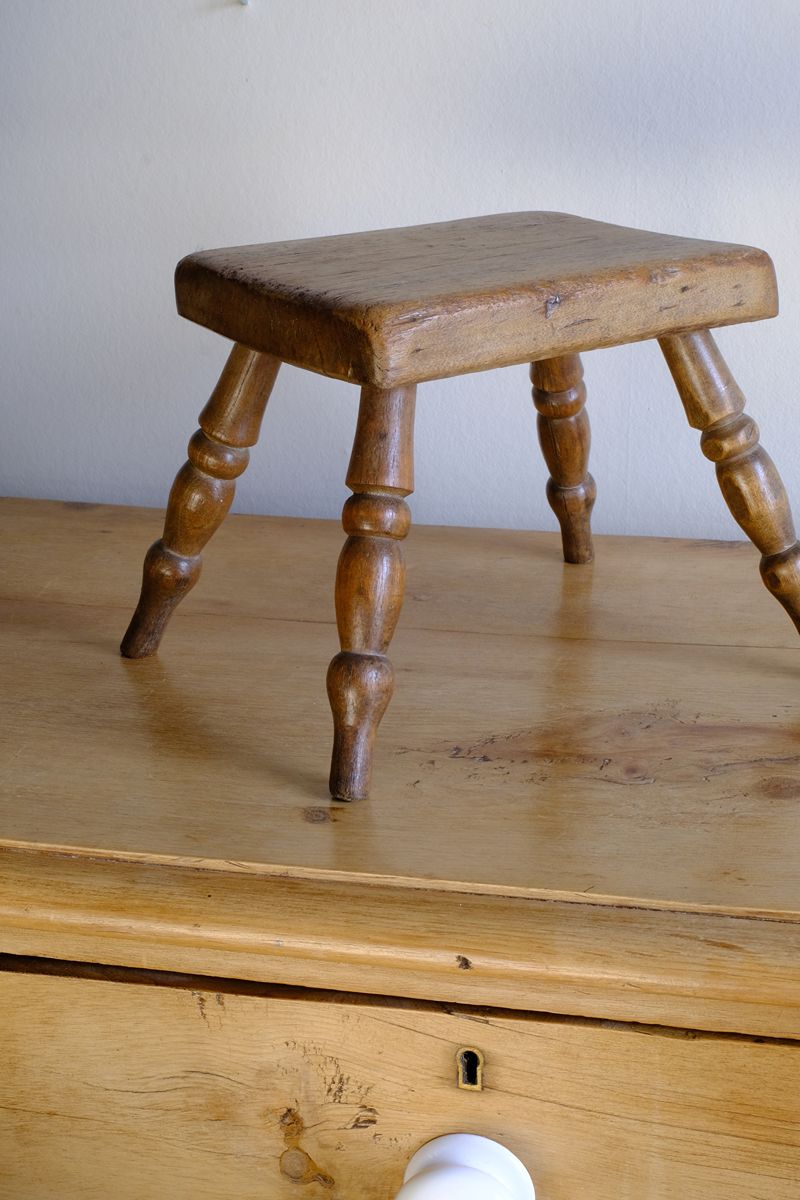 Early 20th Century Oak & Beech Country Stool with Turned Legs showing solid oak seat and turned beech legs