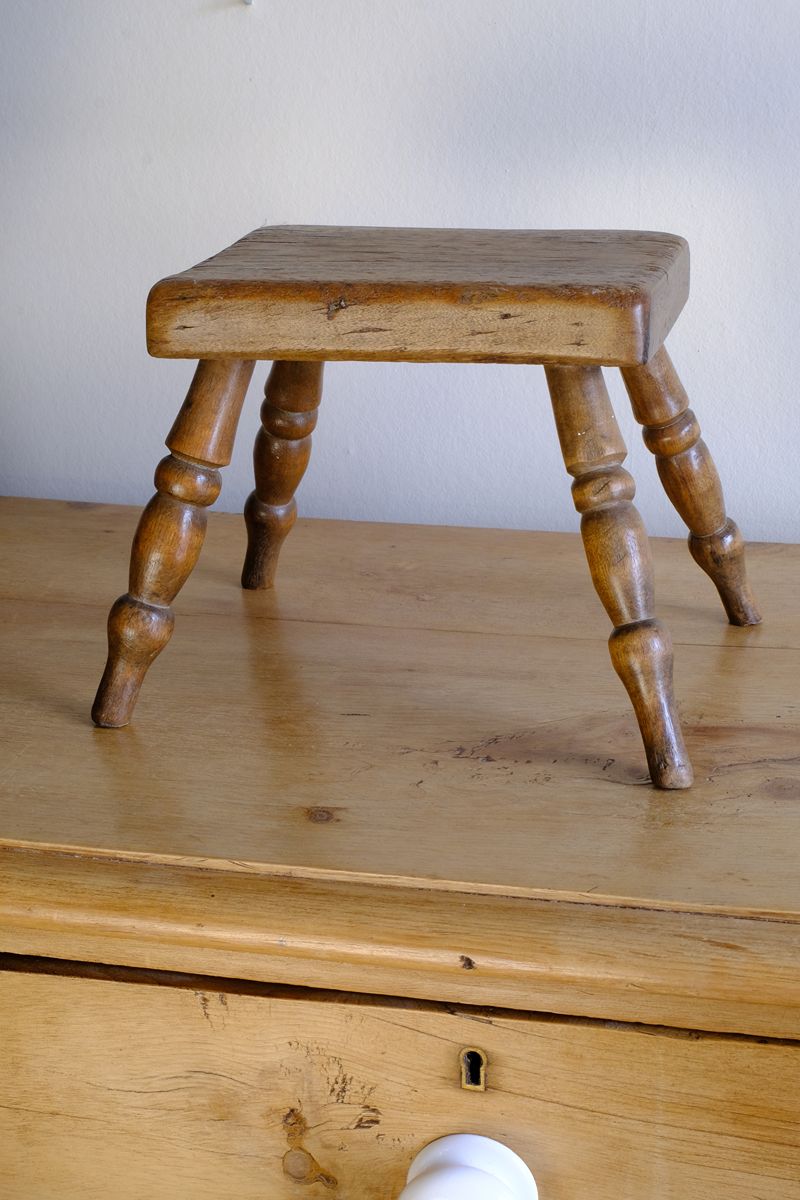 Early 20th Century Oak & Beech Country Stool with Turned Legs showing solid oak seat and turned beech legs