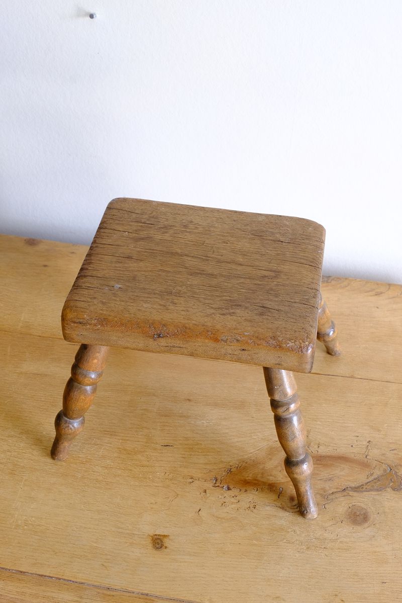 Early 20th Century Oak & Beech Country Stool with Turned Legs showing solid oak seat and turned beech legs
