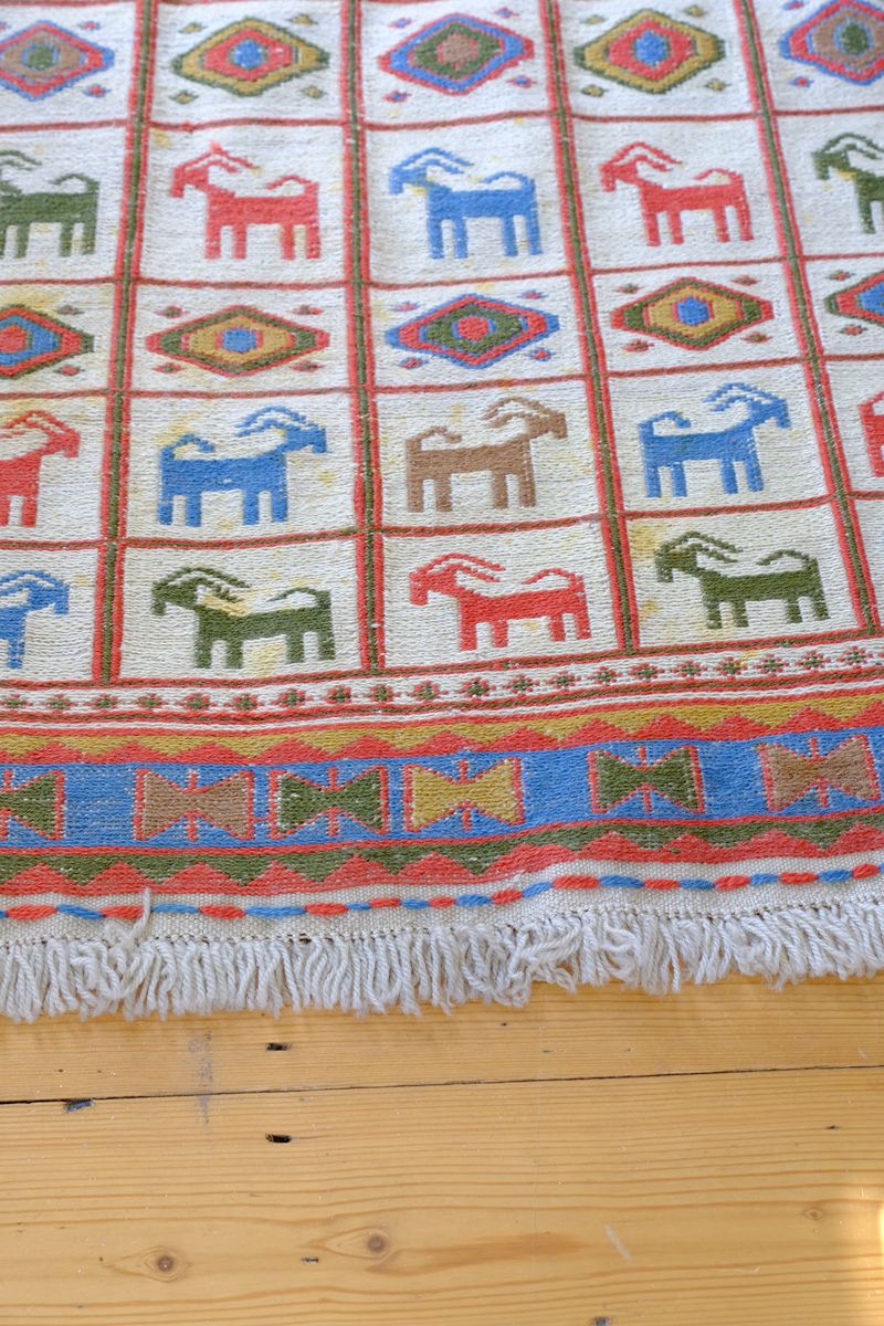 Persian Sumak flatweave rug showing wrapped-weft construction and stylised tribal motifs