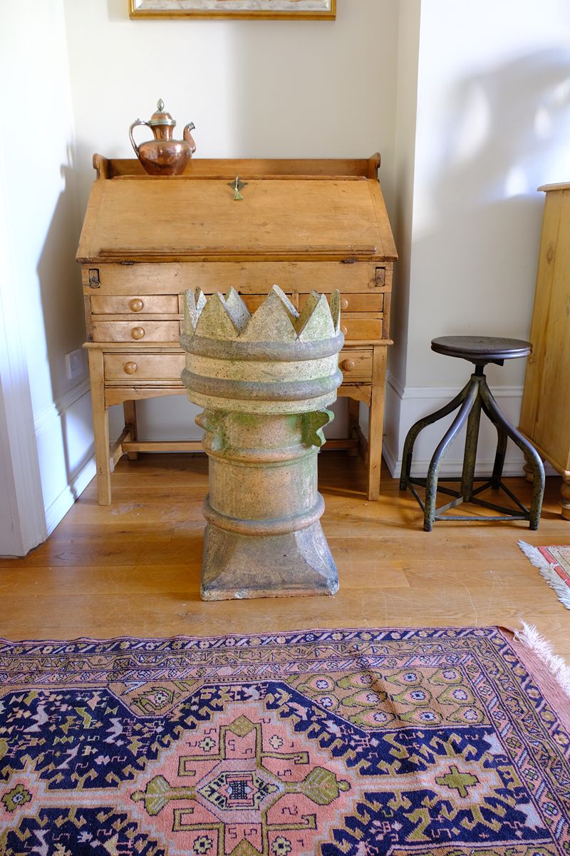 Late Victorian English buff terracotta crown chimney pot c.1880 with vented body and moulded architectural decoration
