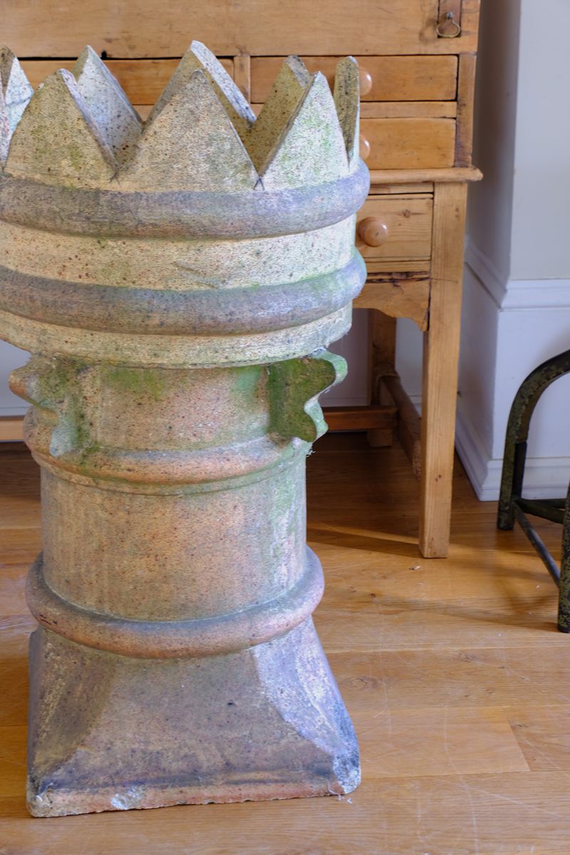 Late Victorian English buff terracotta crown chimney pot c.1880 with vented body and moulded architectural decoration