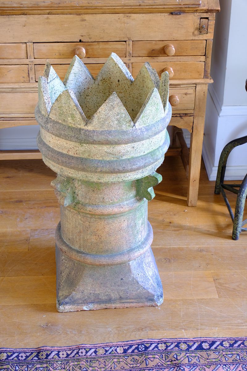 Late Victorian English buff terracotta crown chimney pot c.1880 with vented body and moulded architectural decoration