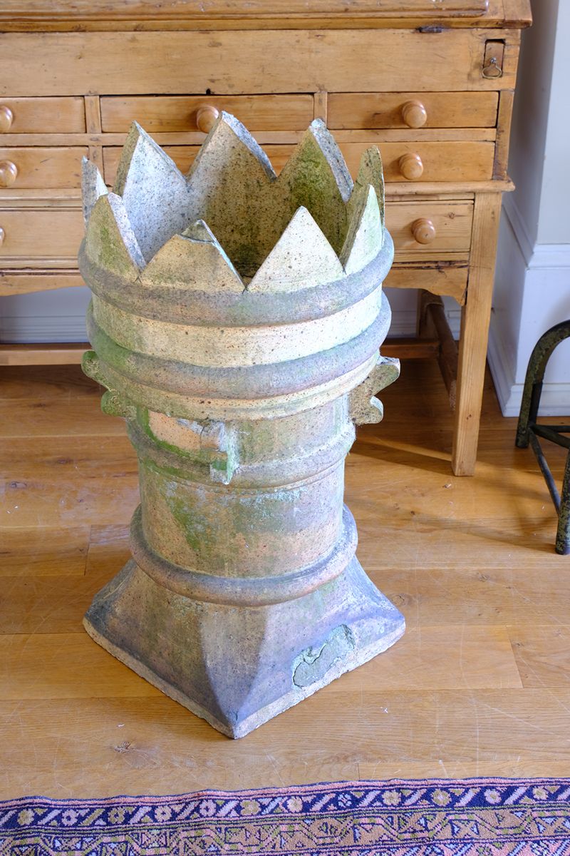Late Victorian English buff terracotta crown chimney pot c.1880 with vented body and moulded architectural decoration