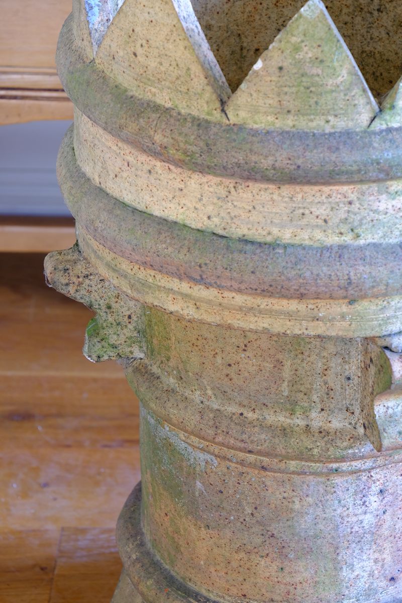Late Victorian English buff terracotta crown chimney pot c.1880 with vented body and moulded architectural decoration