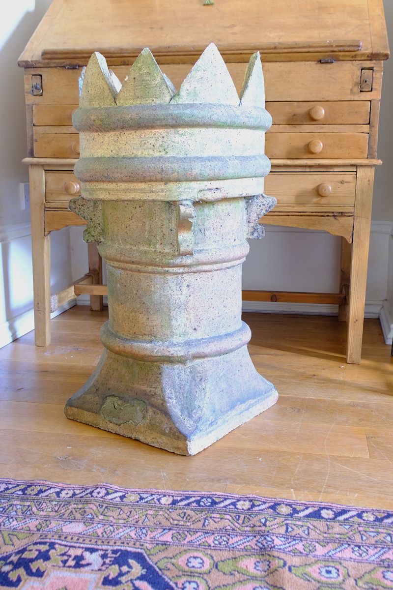 Late Victorian English buff terracotta crown chimney pot c.1880 with vented body and moulded architectural decoration