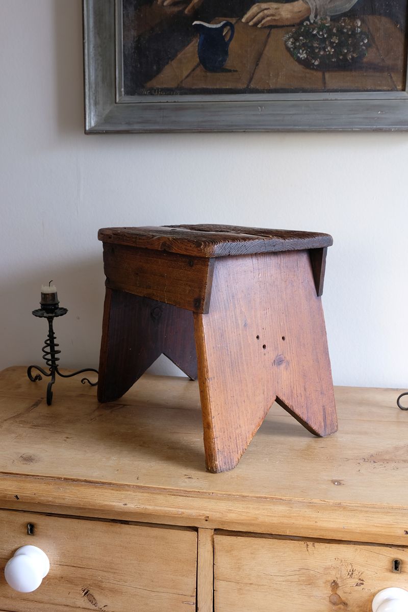 V cut legs on a 19th Century Vernacular Pine Stool with V-Cut Sides and Worn Grab Handle Seat